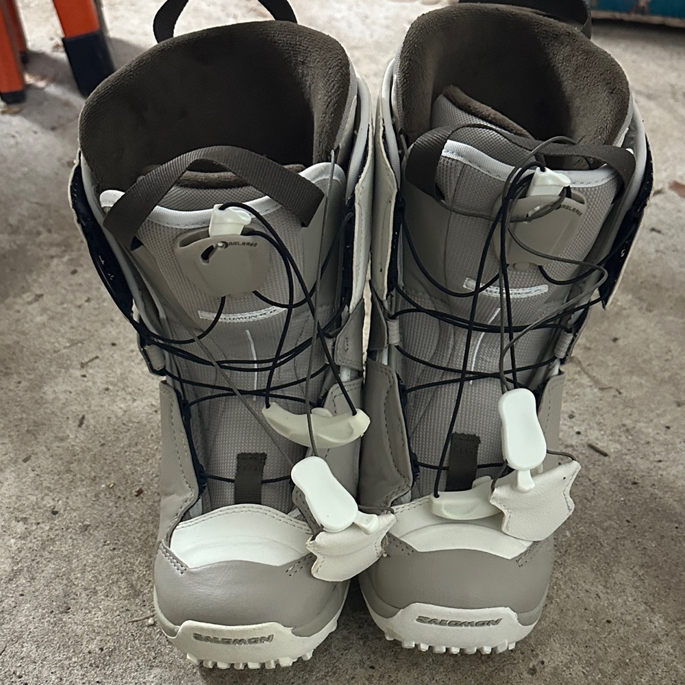 Salomon Women's Snowboard Boots in Light Gray and White with Black Laces ski 6